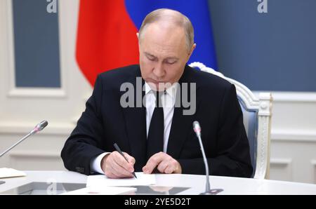 Mosca, Russia. 29 ottobre 2024. Il presidente russo Vladimir Putin, guida un'esercitazione strategica di deterrenza nucleare per addestrare i funzionari sull'uso di armi nucleari con lanci di missili balistici e da crociera dalla Situation Room del Cremlino, 29 ottobre 2024 a Mosca, Russia. Crediti: Mikhail Metzel/piscina del Cremlino/Alamy Live News Foto Stock