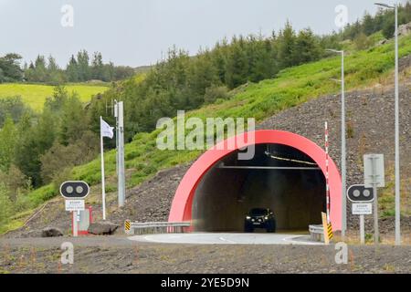 Akureyri, Islanda - 24 agosto 2024: Auto che lascia l'ingresso di una delle lunghe gallerie stradali che collegano le città nella remota zona nord dell'Islanda Foto Stock