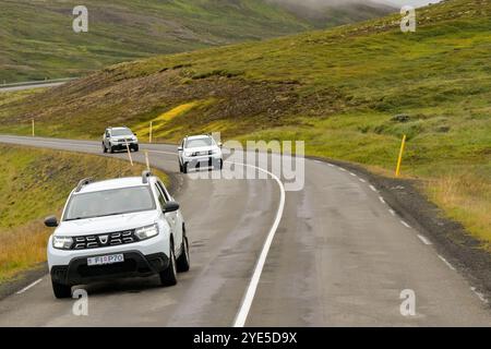 Akureyri, Islanda - 24 agosto 2024: Auto che guidano su una delle strade tortuose sulle montagne nelle zone remote del nord dell'Islanda. Foto Stock