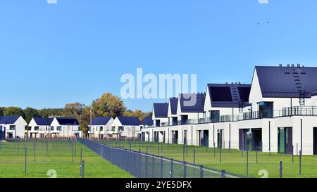 Paesaggio urbano con moderne case cittadine in un'area residenziale, nuovi edifici ad appartamenti con servizi verdi all'aperto. Piccola area residenziale cittadina Foto Stock