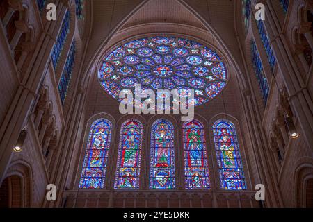 Dettaglio delle vetrate colorate della cattedrale di Chartres in Francia, con il suo orologio Foto Stock