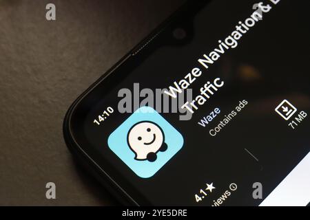 29 ottobre 2024, Brasile. In questa immagine, il logo dell'app Waze viene visualizzato sullo schermo di uno smartphone Foto Stock