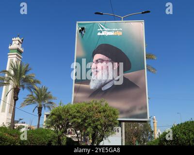 Beirut, Libano. 29 ottobre 2024. Un ritratto del segretario di Hezbollah Hassan Nasrallah visto a Ghobeiry, Dahiyeh (sobborghi meridionali di Beirut), Libano, ottobre 29 2024. Nasrallah fu ucciso in un attacco israeliano a Dahiyeh il 27 2024 settembre. (Foto di Elisa Gestri/Sipa USA) credito: SIPA USA/Alamy Live News Foto Stock