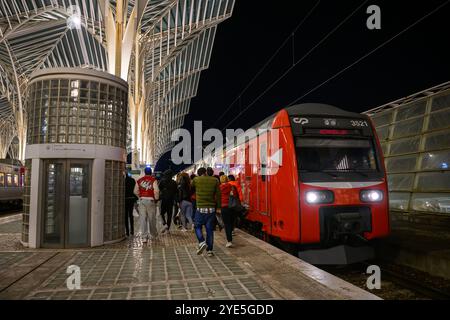 Lisbona, Portogallo. 28 ottobre 2024. I passeggeri sono visti camminare su una delle piattaforme verso un treno alla stazione ferroviaria Oriente di Lisbona. I conducenti e i lavoratori della Comboios de Portugal (compagnia ferroviaria portoghese) hanno iniziato uno sciopero che durerà fino al 3 novembre, a causa di una crescente carenza di prestazioni e stipendi. L'azienda prevede interruzioni dei servizi, soprattutto il 31 ottobre. (Foto di Jorge Castellanos/SOPA Images/Sipa USA) credito: SIPA USA/Alamy Live News Foto Stock