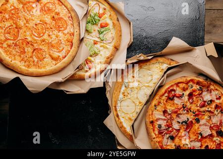 Assortimento di deliziose pizze con vari condimenti, perfette per la consegna a domicilio o per cene informali Foto Stock
