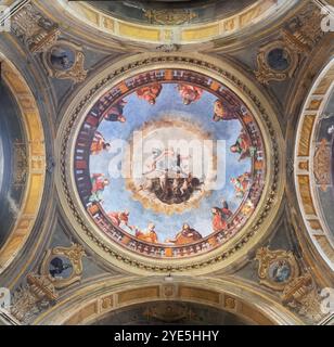 VOGHERA, ITALIA - 12 SETTEMBRE 2024: La cupola della Chiesa del Carmine con l'affresco barocco dell'assunzione della Vergine Maria e degli Apostoli Foto Stock