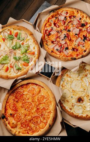 Delizioso assortimento di pizze con vari condimenti, perfetto per la condivisione e per gli incontri serali con pizza Foto Stock