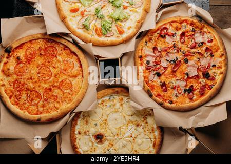 Delizioso assortimento di pizze con vari condimenti, perfetto per la condivisione e per gli incontri serali con pizza Foto Stock