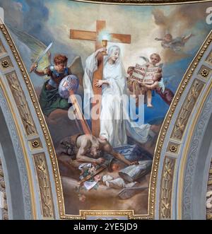 VOGHERA, ITALIA - 12 SETTEMBRE 2024: L'affresco allegorico delle virtù cardinali della fede dalla cupola di Domo - Collegiata di San Lorenzo Foto Stock