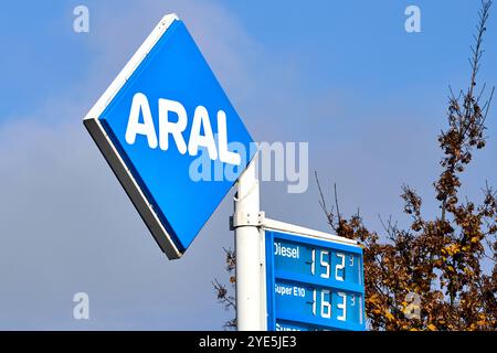 Augusta, Baviera, Germania - 29 ottobre 2024: Stazione di rifornimento Aral con diesel attuale e display super prezzo *** Aral-Tankstelle mit aktueller Diesel- und Super-Preisanzeige Foto Stock