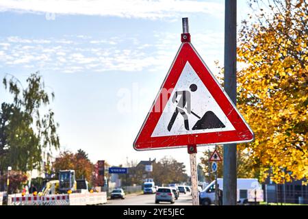 Augusta, Baviera, Germania - 29 ottobre 2024: Cartello dei lavori stradali avvisa i conducenti della città dei lavori di costruzione sulla strada *** Baustellenschild avvisa Autofahrer in der Stadt vor Bauarbeiten auf der Straße Foto Stock