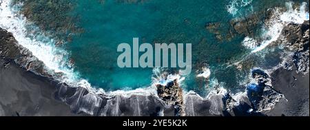 Oceano Atlantico con onde e sabbia e rocce basaltiche nere, vista dall'alto Foto Stock