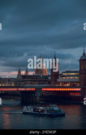 Una serena serata sul Tamigi cattura il mix di architettura storica e moderna di Londra, con la Cattedrale di St. Paul che si erge maestosamente Foto Stock