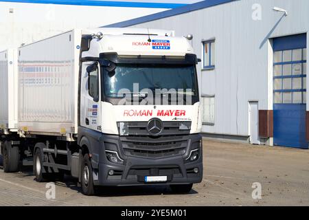 Augusta, Baviera, Germania - 29 ottobre 2024: Un camion del gruppo Roman Mayer Logistik da Augusta davanti a un magazzino *** Ein LKW der Roman Mayer Logistik Group aus Augsburg vor einem Lagergebäude Foto Stock