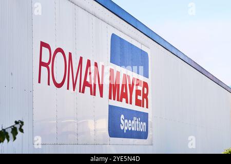 Augusta, Baviera, Germania - 29 ottobre 2024: Roman Mayer Spedition ad Augusta, nota per la logistica professionale e le soluzioni di trasporto *** Roman Mayer Spedition ad Augusta, bekannt für professionelle Logistik- und Transportlösungen Foto Stock