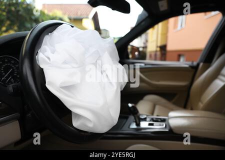 Airbag aperto in automobile, primo piano. Attrezzature di sicurezza per auto Foto Stock