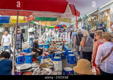 Bancarelle e venditori di cibo coreani in Arirang Street e Gukje Market a Busan, Corea, il 1° ottobre 2024 Foto Stock