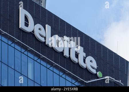 Il logo Deloitte è stato visto in un edificio a Varsavia. Foto Stock