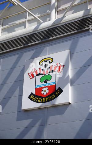 Distintivo della squadra del Southampton Football Club. Emblema della squadra di calcio della Premier League. The Saints - Southampton Regno Unito 25 aprile 2023 Foto Stock