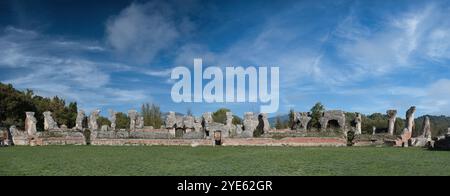 Vista panoramica dell'antico Parco Archeologico di Amiternum - Anfiteatro Romano. Anfiteatro romano di Amiternum vicino l'Aquila in Abruzzo, Italia. Foto Stock