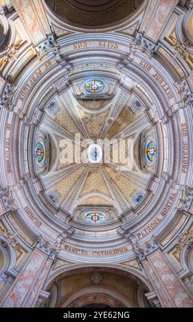 ASTI, ITALIA - 10 SETTEMBRE 2024: La cupola della chiesa di Santa Caterina Foto Stock