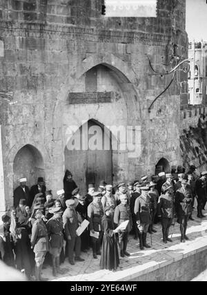 Entrata del maresciallo di campo Allenby, Gerusalemme, Dicembre 11, 1917. Monaco francescano la lettura della proclamazione in francese Foto Stock