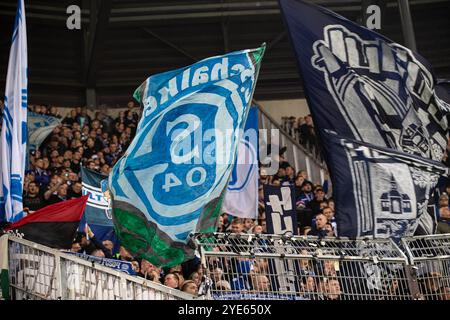 Fans von FC Schalke 04 mit Fahnen GER, FC Augsburg vs. FC Schalke 04, Fussball DFB-Pokal 2. Runde, Saison 2024/2025, 29.10.2024 NORMATIVE DFB/DFL VIETANO QUALSIASI USO DI FOTOGRAFIE COME SEQUENZE DI IMMAGINI E/O QUASI-VIDEO foto: Eibner-Pressefoto/Roger Buerke Foto Stock