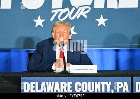 Drexel Hill, Stati non legati. 29 ottobre 2024. Candidato presidenziale repubblicano, l'ex presidente degli Stati Uniti Donald Trump partecipa a una tavola rotonda Building America's Future il 29 ottobre 2024 a Drexel Hill, Pennsylvania. (Foto di Bastiaan Slabbers/Sipa USA) credito: SIPA USA/Alamy Live News Foto Stock