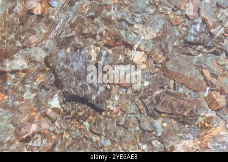 Rocce sotto acqua pulita flusso sfondo astratto Foto Stock