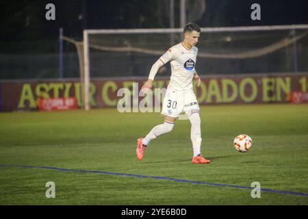 Oviedo, Spagna, 29 ottobre 2024: Giocatore del Real Valladolid Raúl Chasco (30) con la palla durante il primo turno della Copa de SM El Rey 2024-25 tra Astur CF e Real Valladolid, il 29 ottobre 2024, stadio Hermanos Llana, a Oviedo, Spagna. Crediti: Alberto Brevers / Alamy Live News. Foto Stock