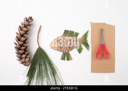 uso fantasioso di materiali naturali per creare arte, mettendo in mostra creatività e intraprendenza, un'opera d'arte creativa che assomiglia a un pesce, fatta di natur Foto Stock