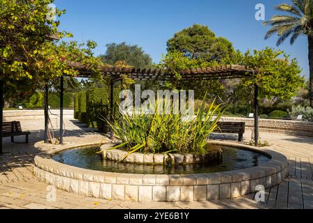 Ramat HaNadiv, Israele - 22 ottobre 2024, il Fragrance Garden, fondato nel 1985, è il più giovane dei Memorial Gardens nel Rothschild Park. Un rou Foto Stock