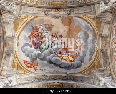 ASTI, ITALIA - 11 SETTEMBRE 2024: Affresco a soffitto degli apostoli Simone, Giuda e Mattia con le iscrizioni di credo nella Cattedrale Foto Stock