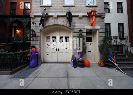 Una testa gonfiabile di zucca, zucche e scheletri appesi fuori da una vecchia carrozza nell'Upper East Side a New York, N.Y., lunedì 28 ottobre 2024. (Foto: Gordon Donovan) Foto Stock