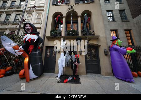 Creatura gonfiabile e una strega che impicca creature fuori da una vecchia carrozza nell'Upper East Side a New York, N.Y., lunedì 28 ottobre 2024. (Foto: Gordon Donovan) Foto Stock