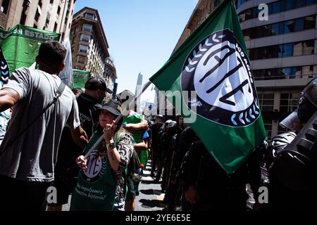 Buenos Aires, Argentina. 29 ottobre 2024. Un manifestante detiene la bandiera ATE durante la marcia dimostrativa. La State Workers' Association (ATE) ha iniziato uno sciopero nazionale di 36 ore con oltre il 90% di partecipazione in tutta la pubblica Amministrazione, chiedendo la riapertura dei negoziati salariali. Una massiccia marcia dimostrativa ha avuto luogo dall'Obelisco al Ministero della deregolamentazione e trasformazione dello Stato, guidato da Federico Sturzenegger. (Foto di Santi Garcia Diaz/SOPA Images/Sipa USA) credito: SIPA USA/Alamy Live News Foto Stock