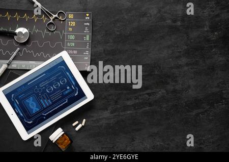 Tablet computer e forniture mediche su sfondo scuro. Concetto di telemedicina Foto Stock