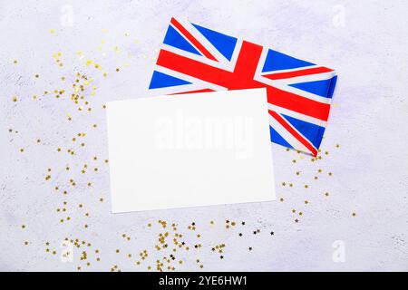 Carta bianca per la notte di Guy Fawkes con bandiera della Gran Bretagna e coriandoli su sfondo chiaro Foto Stock