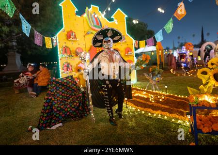 Los Angeles, Stati Uniti. 26 ottobre 2024. Le persone si presentano in costumi per il dia de los Muertos Forever Hollywood 2024 a Los Angeles, California, il 26 ottobre 2024. (Foto di Alberto Sibaja/Pacific Press/Sipa USA) credito: SIPA USA/Alamy Live News Foto Stock