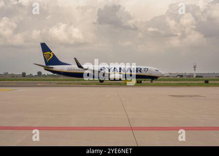 09-04-2024, Bologna Italia. Un aereo dei passanti è appena atterrato sulla pista dell'aeroporto Guglielmo Marconi di Bologna, Emila-Romagna. Foto Stock