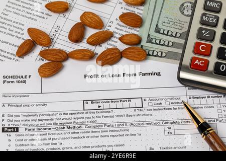 Mandorle e modulo di imposta sulle aziende agricole. Reddito, finanze e concetto di gestione dell'agricoltura dei frutteti di mandorle. Foto Stock
