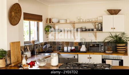 Ingredienti da cuocere pronti per la preparazione del giorno del Ringraziamento in un ambiente accogliente Foto Stock