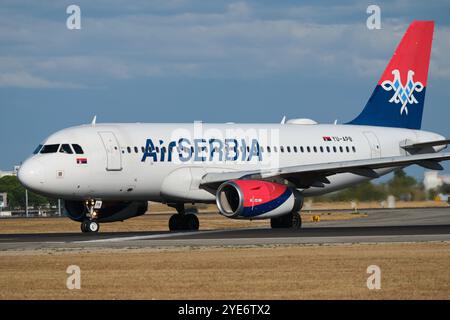 AirSERBIA Airbus A319-132 atterra all'aeroporto Humberto Delgado di Lisbona Foto Stock