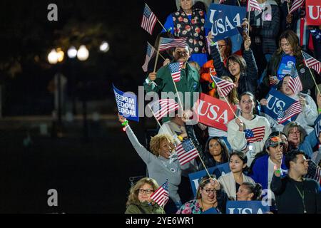 Washington, Stati Uniti. 29 ottobre 2024. I partecipanti ondeggiano manifesti statunitensi e bandiere americane davanti alla Vicepresidente e candidata presidenziale democratica Kamala Harris consegna l'ultimo discorso importante della sua campagna una settimana prima del giorno delle elezioni nell'Ellipse fuori dalla Casa Bianca a Washington, DC, martedì 29 ottobre 2024. Foto di Bonnie Cash/UPI credito: UPI/Alamy Live News Foto Stock