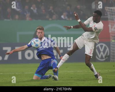 Augusta, Germania. 29 ottobre 2024. Chrislain Matsima (R) del FC Augsburg vies con Tim Schmidt del FC Schalke 04 durante la partita di calcio di Coppa di Germania tra FC Augsburg e FC Schalke 04 ad Augusta, Germania, 29 ottobre 2024. Crediti: Philippe Ruiz/Xinhua/Alamy Live News Foto Stock