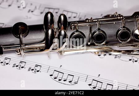 Primo piano di un Clarinetto su Spartiti musicali Foto Stock