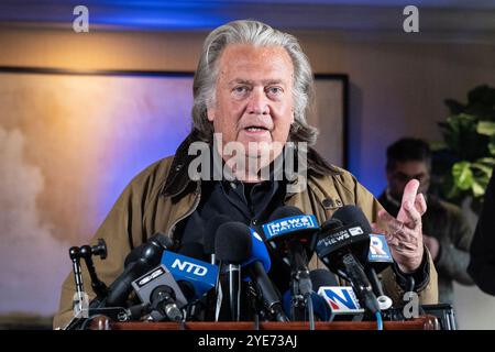 Steve Bannon, ex stratega per il 45° presidente degli Stati Uniti Donald Trump, rilasciato la mattina, parla durante una conferenza stampa al Loews Regency Hotel di New York il 29 ottobre 2024. Bannon fu rilasciato dopo aver scontato la sua intera pena di quattro mesi per disprezzo nei confronti del Congresso e per non aver rispettato i mandati di comparizione emessi dall'ormai defunto House Select Committee che indagò sull'attacco del 6 gennaio 2021 al Campidoglio. Bannon attaccò il candidato del Partito Democratico per le elezioni presidenziali Kamala Harris e difese i record di Donald Trump. (Foto di Lev Radin/Sipa USA) Foto Stock