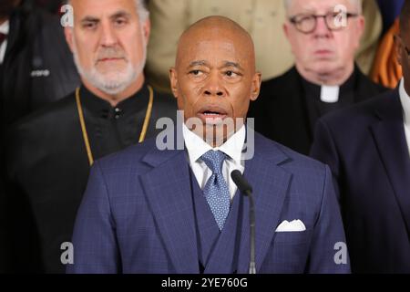 NEW YORK, NEW YORK - OTTOBRE 29: Il sindaco di New York Eric Adams pronuncia le sue osservazioni, accende una candela e firma il muro della pace al "United in Grief Commited to Peace in the Middle East", la veglia interreligiosa al municipio il 29 ottobre 2024. La solenne riunione ha riunito leader e membri della comunità di diverse fedi, uniti nella speranza e nell'impegno per la pace in Medio Oriente. (Foto: Luiz Rampelotto/EuropaNewswire) Foto Stock