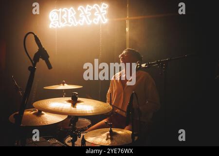 Copenaghen, Danimarca. 24 ottobre 2024. La band britannica ARXX esegue un concerto dal vivo presso l'Ideal Bar di Copenhagen. Foto Stock