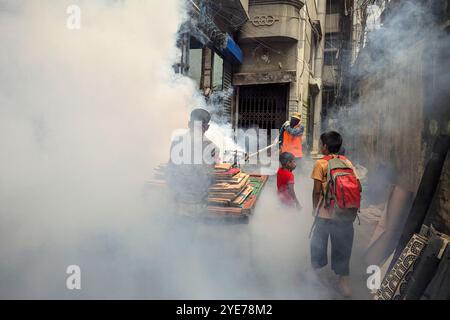 DACCA, BANGLADESH - 19 OTTOBRE 2024: Un operaio spruzza pesticidi per uccidere le zanzare nella capitale Dacca, Bangladesh. Lo stato Foto Stock